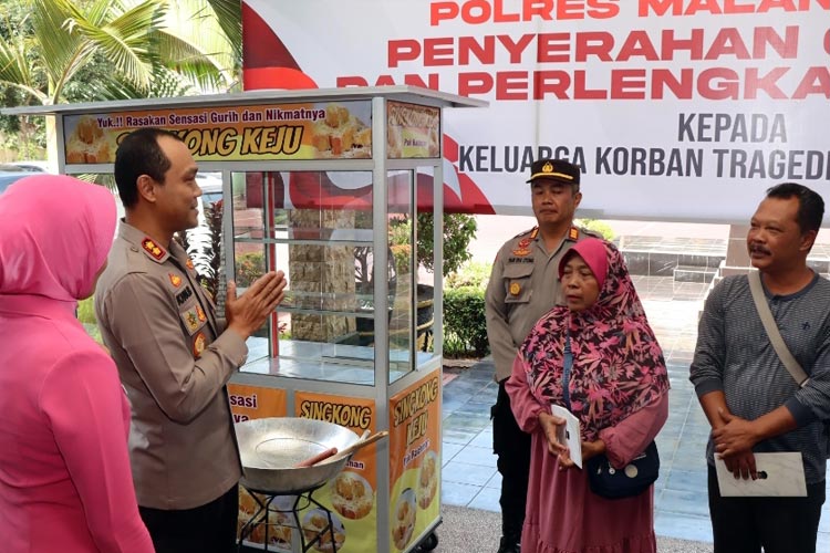 Polres Malang Salurkan Bantuan Modal UMKM bagi Keluarga Korban Tragedi Kanjuruhan