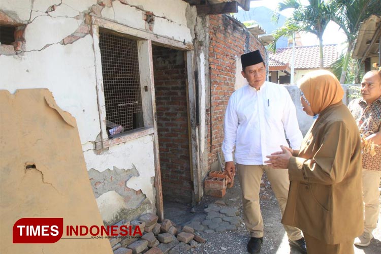 BHS saat meninjau fasilitas gedung ekstrakurikuler siswa yang hampir roboh di SDN Tanjung Sari 97 Surabaya, Selasa (5/9/2023).(Foto : Lely Yuana/TIMES Indonesia)