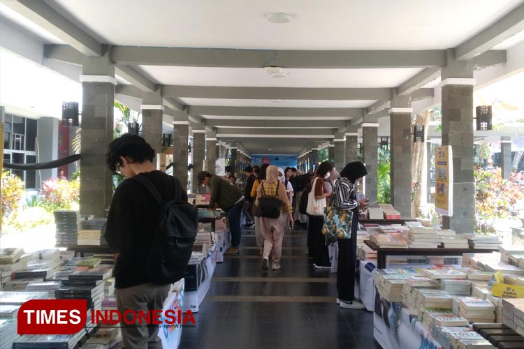 Bazaar 1000 buku diserbu oleh para mahasiswa, Selasa (05/09/2023). (FOTO: Putri Filiana/TIMES Indonesia).