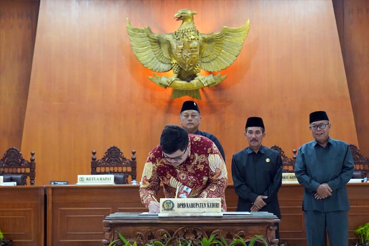 Rapat Paripurna DPRD Kabupaten Kediri Menyetujui BPR Bank Daerah Menjadi Perusahaan Umum Daerah