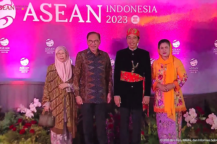 Layaknya Abang None Jakarta, Presiden Jokowi dan Ibu Negara Iriana Pakai Baju Adat Khas Betawi Saat Gala Dinner KTT