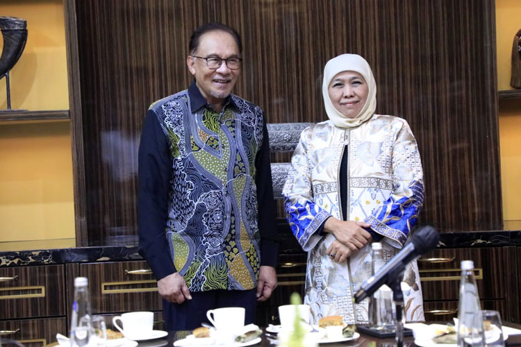 Gubernur Khofifah bersama Perdana Menteri (PM) Malaysia  YAB. Dato' Seri Anwar Ibrahim di Hotel Four Season Jakarta, Senin (4/9/2023) malam.(Dok.Humas Pemprov Jatim)