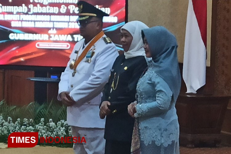 Gubernur Khofifah bersama Bupati Probolinggo Timbul Prihanjoko usai prosesi pelantikan, Rabu (6/9/2023).(Foto: Lely Yuana/TIMES Indonesia)