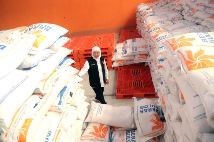 Tinjau Bulog Sidoarjo, Gubernur Jatim Pastikan Stok Beras Aman