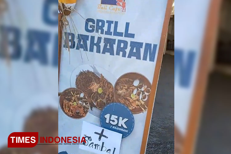 Salah satu penawaran Jasa Bakar Ikan Rp15 ribu per kilo bagi pengunjung di Jimbaran, Bali. (Foto: Susi/TIMES Indonesia) 