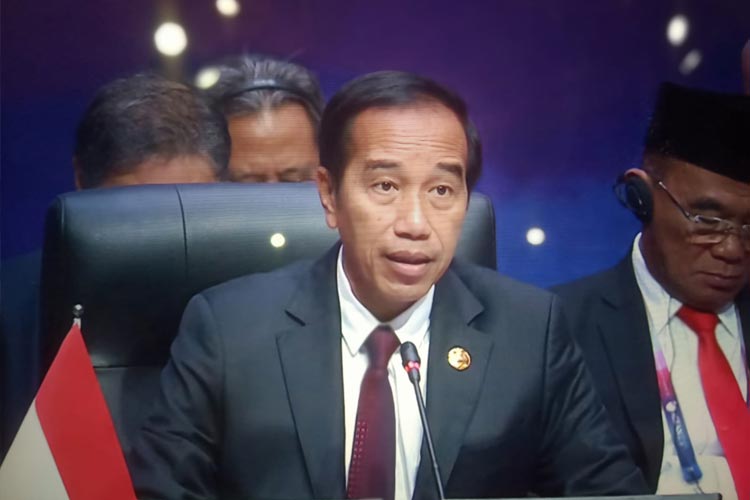 Presiden Jokowi saat memimpin KTT ke-43 ASEAN Jakarta.