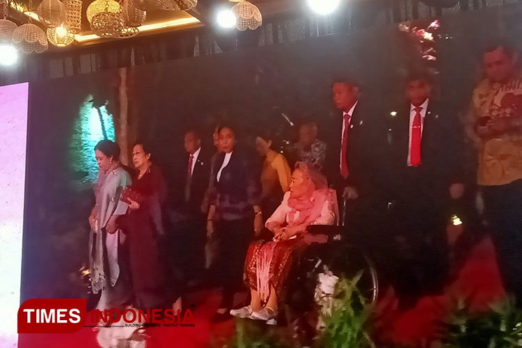 Megawati Soekarnoputri dan tokoh lainnya terlihat datang ke gala dinner KTT ke-43 ASEAN Jakarta. (FOTO: Moh Ramli/TIMES Indonesia)