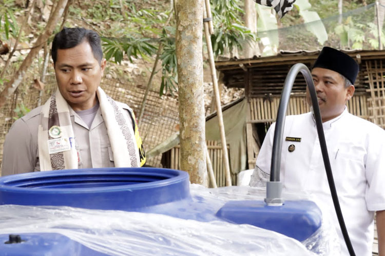 Desa Jajawar Terancam Kekeringan, Polres Banjar Sigap Berikan Bantuan