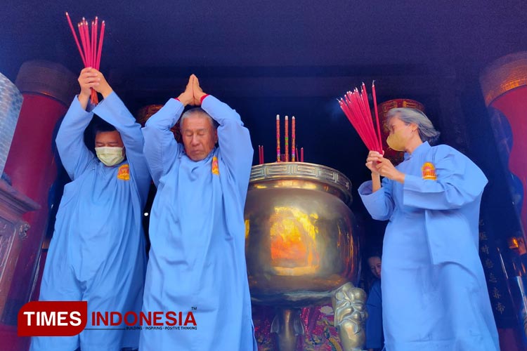 Ritual Bulan Ke Tujuh, Umat Kelenteng Kwan Sing Bio Tuban Membagikan Ratusan Buceng