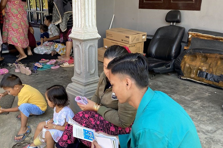 Mahasiswa KSM-T Unisma Malang melakukan sosialisasi pencegahan stunting kepada ibu-ibu dan balita di Desa Patokpicis