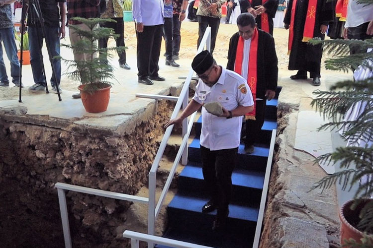 Gubernur Maluku Letakkan Batu Penjuru Gedung Gereja Lahai Roi-Lateri