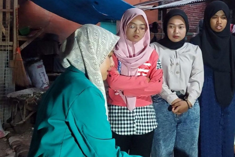 Kurangi Limbah Rumah Tangga, PKM&#45;PM Unisma Malang Gelar Pelatihan Pupuk Organik Cair Cangkang Telur