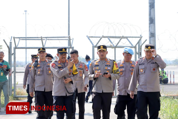 Polres Majalengka menerjunkan ratusan personel mengamankan pesawat-pesawat kenegaraan KTT ASEAN di BIJB Kertajati Majalengka. (FOTO: Jaja Sumarja/TIMES Indonesia)