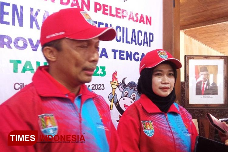 Sekda Cilacap Awaluddin Muuri (kiri) dan Wakil Ketua NPCI Cilacap Sunarti menjawab wartawan usai lepas atlet paralympic Cilacap. (FOTO: Estanto Prima Yuniarto/TIMES Indonesia) 