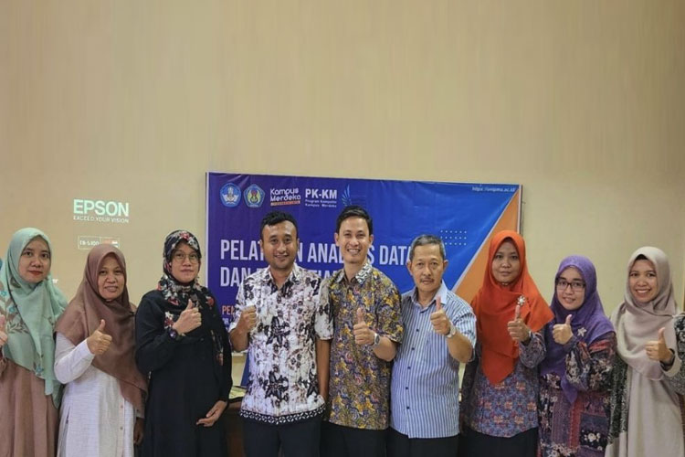 Dosen Prodi Pendidikan Matematika UNIPMA Madiun foto bersama narasumber. (Foto: Tim PKKM for TIMES Indonesia)