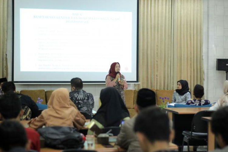 Bedah Buku Prof Umi Sumbulah Ramaikan Pekan Kunjung Perpustakaan UIN Malang