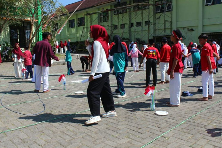 Mahasiswa PPLK Unisma Malang berpartisipasi pada perayaan Agustus Muharrom MTSN Batu Malang