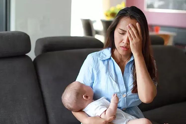Ibu yang baru melahirkan bisa saja mengalami baby blues syndrome. FOTO: printerest 
