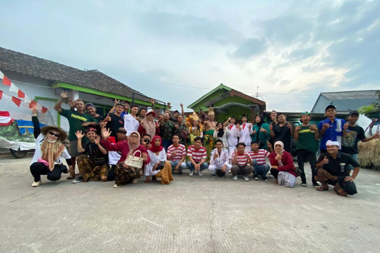 Mahasiswa KSM-T Unisma Malang ikut serta acara karnaval dan kirab budaya di Desa Kemiri. (FOTO: AJP TIMES Indonesia)
