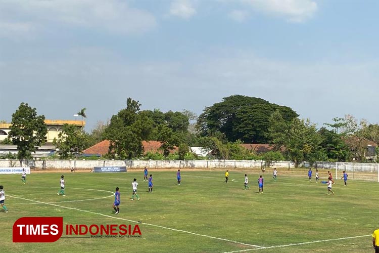 Laga tim sepak bola Jombang saat bertanding ajang Porprov Jatim di Stadion Merdeka Jombang, Sabtu (2/9/2023). (FOTO: Rohmadi/TIMES Indonesia)