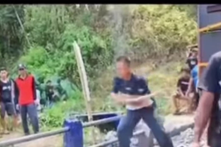Warga ketika membongkar Jembatan agar truk sound karnaval di Desa Kasri bisa melintas. (Foto: Tangkapan layar Instagram Malang Raya)