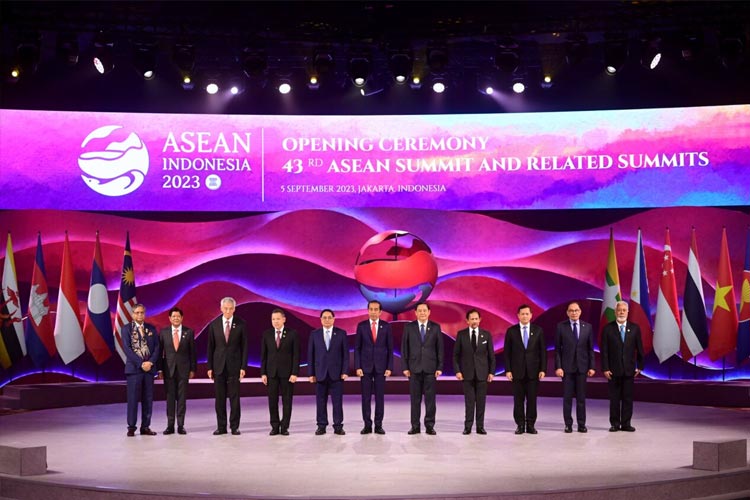 Para pimpinan negara yang hadir pada pembukaan KTT ke-43 ASEAN. (FOTO: BPMI Setpres) 