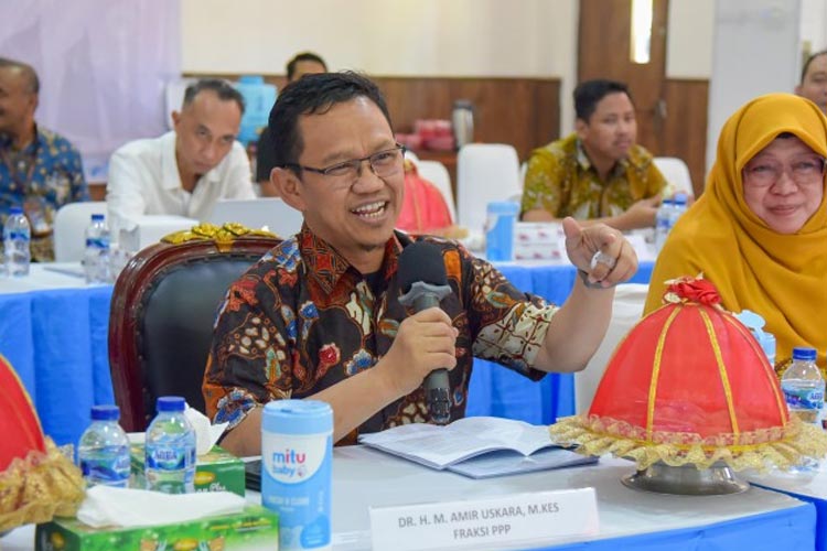 Anggota BAKN DPR RI Amir Uskara mengikuti rapat dengan Perwakilan Kementerian Keuangab, DJKN, Kementerian Perhubungan, dan stakeholder terkait lainnya di Makassar, Sulawesi Selatan - (FOTO: dok DPR RI)