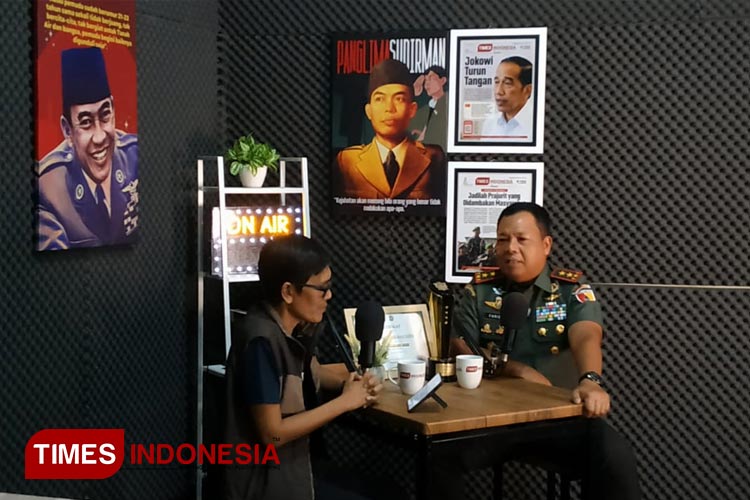 Pangdam V Brawijaya Mayjen TNI Farid Makruf saat menjadi bintang tamu Podcast TIMES Indonesia. (FOTO: Imadudin Muhammad/TIMES Indonesia)
