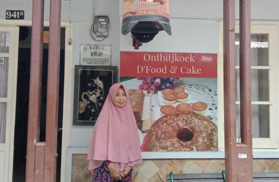 Diah Setyaningsih yang menggabungkan warisan Kayutangan Heritage dengan kue khas Belanda, Ontbitjkoek. (Foto: Rizky/TIMES INDONESIA)