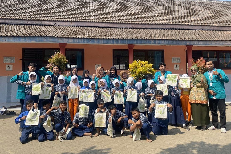 Mahasiswa KSM-T Unisma Malang bersama siswa siswi SDN Ngawonggo 1 menunjukkan hasil ecoprint. (FOTO: AJP TIMES Indonesia)