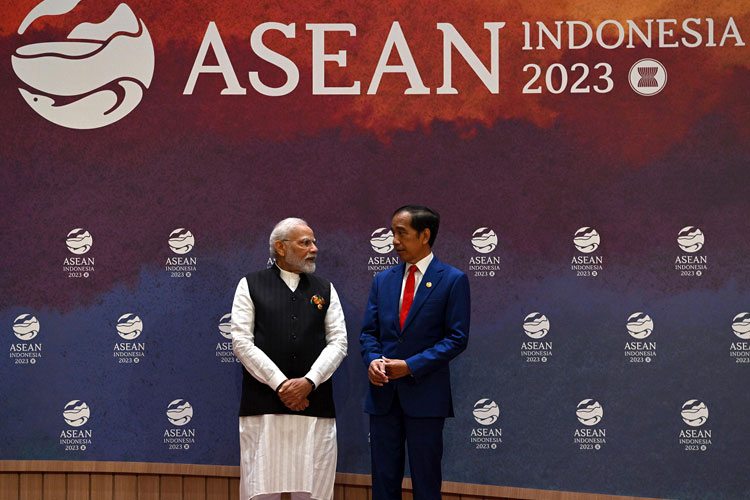 Jokowi bersama PM India Narendra Modi saat menghadiri KTT ASEAN. (Foto: Kominfo)