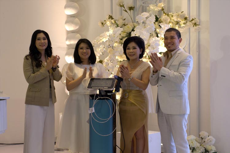 Melania Aesthetic Dermatology Clinic mengenalkan alat Morpheus8 Treatment di JW Marriott Surabaya, Kamis (7/9/2023). (FOTO: Lely Yuana/TIMES Indonesia)