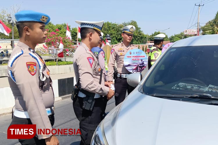 Operasi Zebra Lodaya 2023, Kendaraan Melintas di Jalan Raya Majalengka Ditempel Stiker