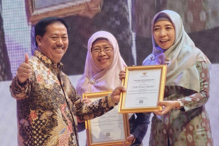 Rektor Universitas Hamzanwadi Terima Penghargaan Penulis Terbaik dari Perpusnas