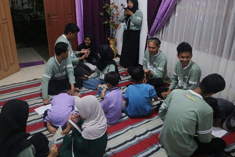 Salah satu kegiatan Pojok Kreatifitas CHASH (Character Building, Smart, Inovation and Healthy) bersama anak-anak Dusun Napel. (FOTO: AJP TIMES Indonesia)