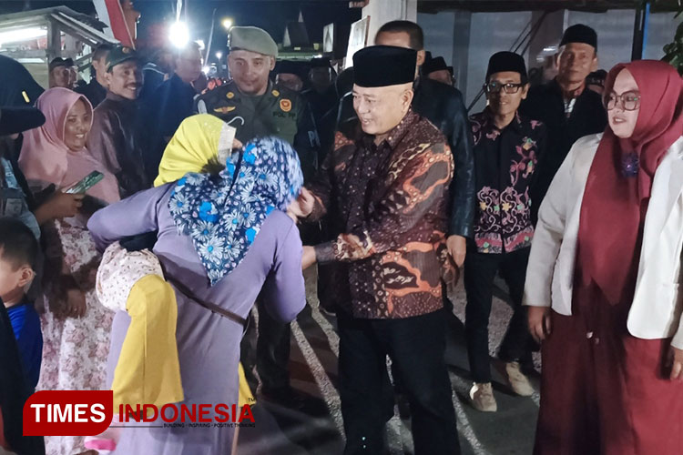 Bupati Malang Sanusi ketika menyapa masyarakat Dusun Sumbersari. (Foto: Binar Gumilang/TIMES Indonesia)