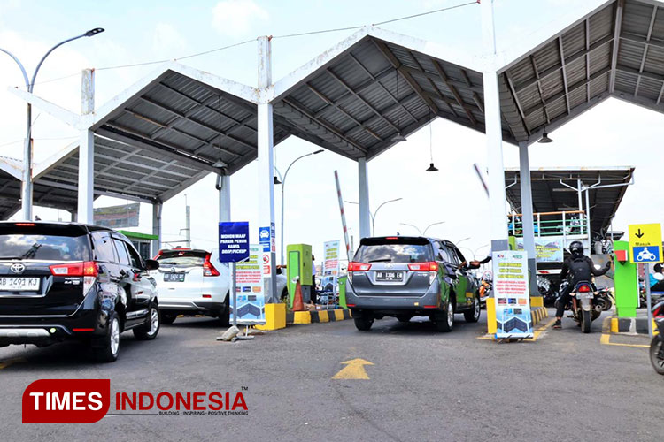 Manajemen parkir di Stasiun Tugu Yogyakarta menggunakan pembayaran sistem non tunai. (FOTO: Fajar Rianto/TIMES Indonesia)