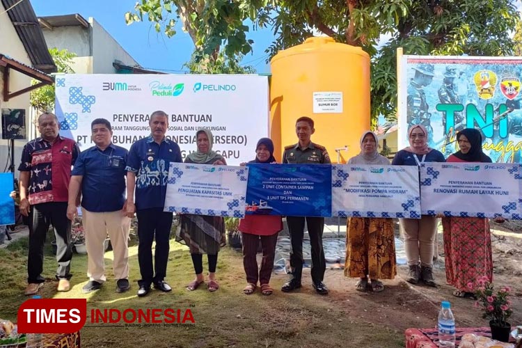 Bupati Sumba Timur Khrsitofel Praing bersama PT Pelindo Regional 3 Cabang Waingapu saat menyerahkan bantuan TJSL kepada warga di Sumba Timur, Kamis (7/9/2023). (FOTO: Habibudin/TIMES Indonesia)