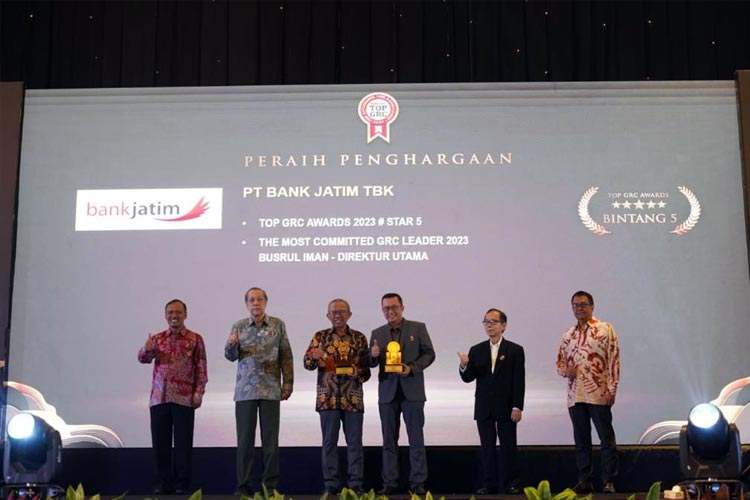 Direktur Manajemen Risiko Bank Jatim Eko Susetyono dan Corporate Secretary Bank Jatim Wioga Adhiarma Aji saat menerima penghargaan TOP GRC Awards 2023 pada hari Rabu (6/9/2023). (FOTO: Dok.Humas Bank Jatim)