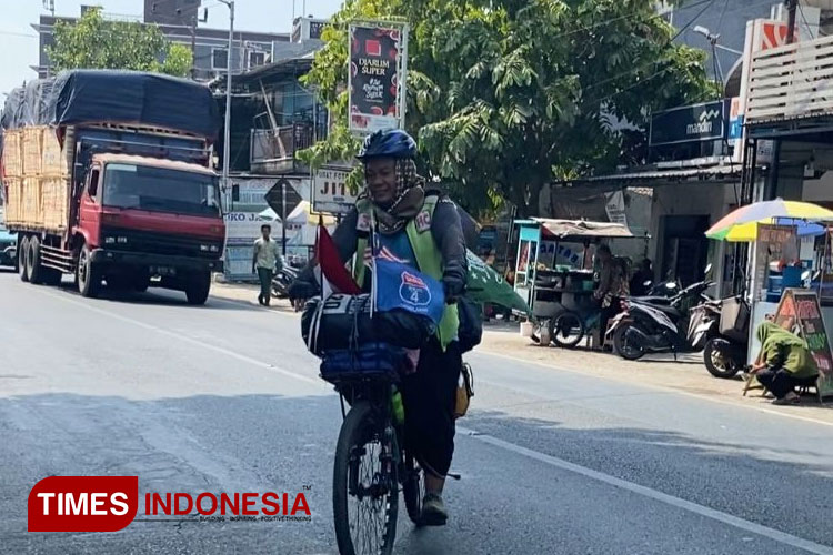 Yunus Santri Tebuireng saat tiba di Tebuireng dengan mengendarai sepeda Onthel usai menunaikan ibadah haji di Makkah, Kamis (7/9/2023). (FOTO: Rohmadi/TIMES Indonesia)