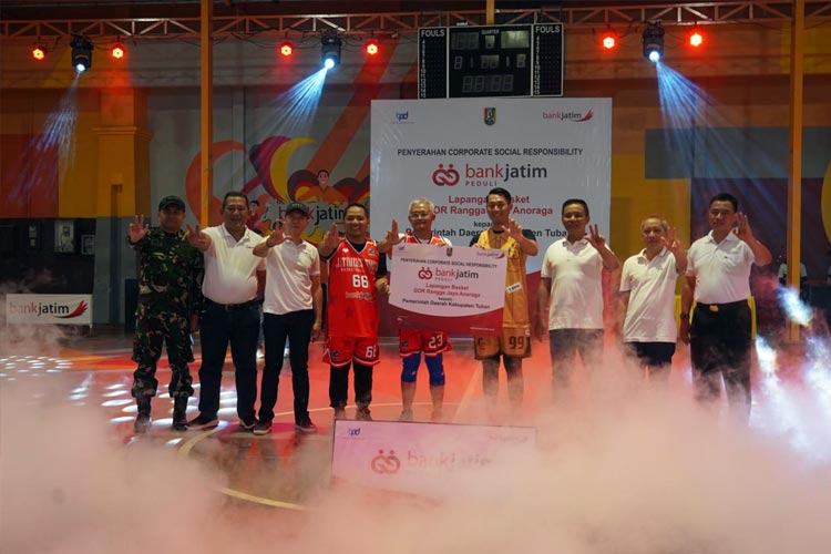 Direktur IT & Digital Bank Jatim Zulhelfi Abidin secara simbolis menyerahkan bantuan CSR berupa lapangan basket kepada Bupati Tuban Aditya Halindra Faridzky pada hari Rabu malam (6/9/2023). (FOTO; Dok.Humas Bank Jatim)