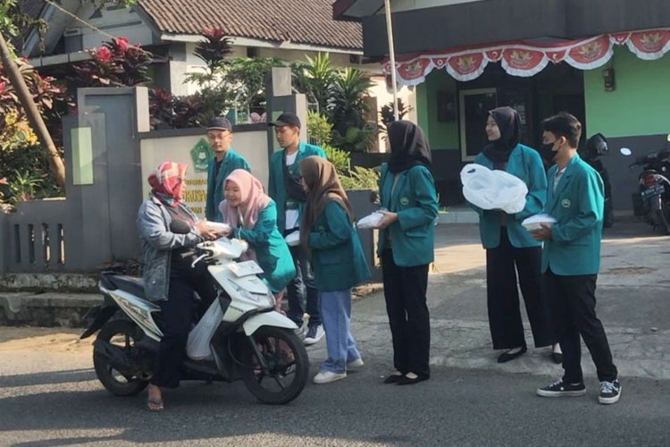 Tumbuhkan Semangat Berbagi KSM&#45;T Unisma Malang Berkolabarasi dengan KUA Tajinan Gelar Jumat Berkah