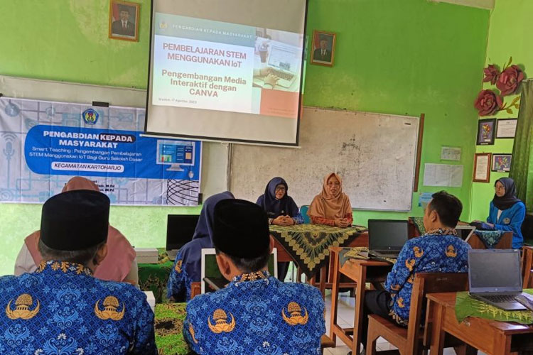 Kenalkan Pembelajaran STEM Berbasis IoT, Dosen PGSD UNIPMA Berikan Pelatihan Smart Teaching dengan Canva