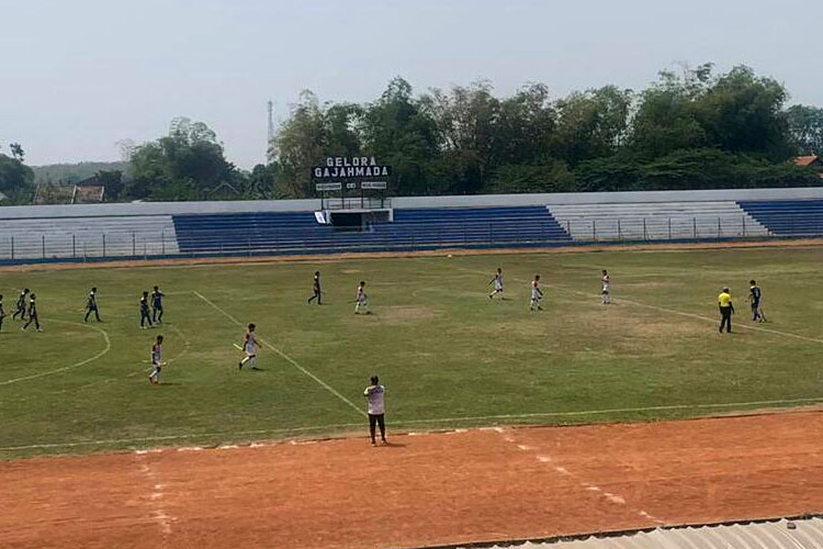 Pertandingan Hockey Outdoor antara Kabupaten Mojokerto melawan Kabupaten Gresik di GOR Gajahmada, Kecamatan Mojosari, Kabupaten Mojokerto, Jum'at (8/9/2023) (Dok. TIMES Indonesia)