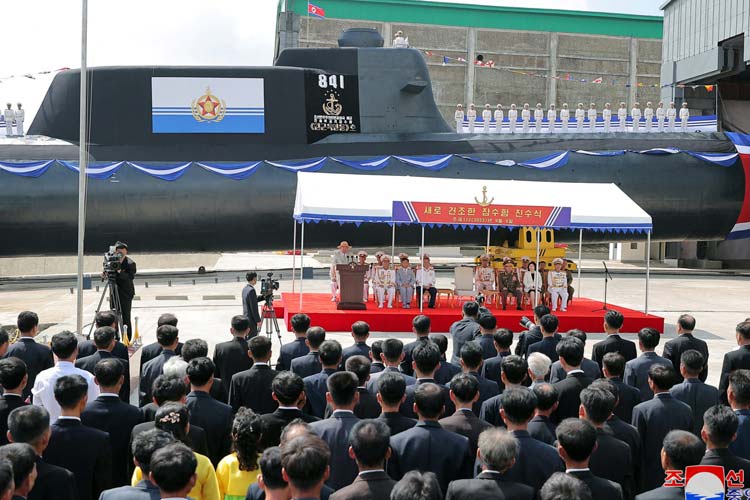 Gambar yang dirilis KCNA Jumat (8/9/2023) ini terlihat orang-orang saat menghadiri peluncuran kapal selam nuklir taktis baru Korea Utara di sebuah lokasi yang dirahasiakan (FOTO: Reuters).
