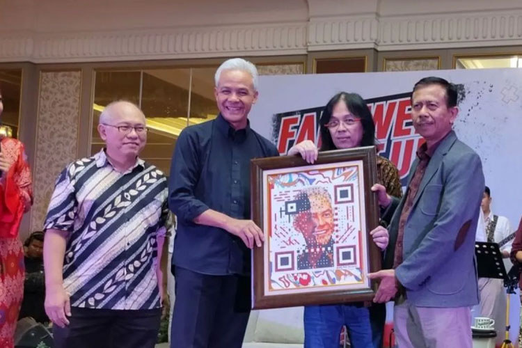 CEO Kawoong Innovation Hadi Wardoyo bersama Mr D menyerahkan Lukisan QR Art kepada Ganjar Pranowo. 