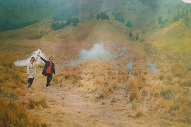 Potret Flare Prewedding, Detik-detik Terbakarnya Padang Savana Gunung ...