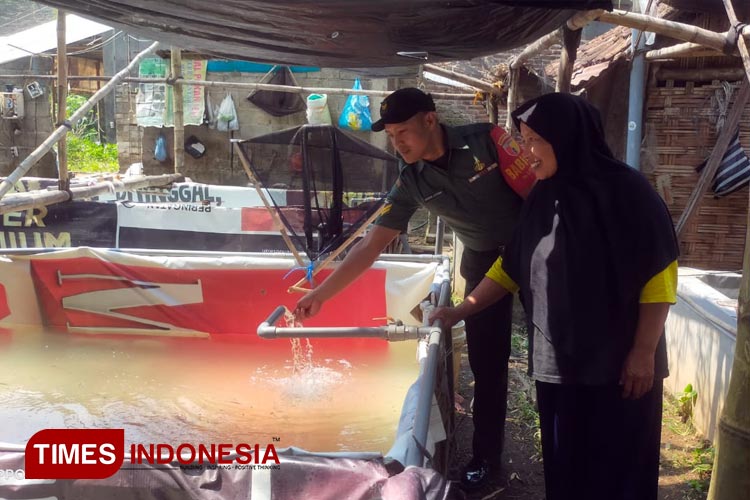Sertu Hendra Stiyono, Babinsa 0814/15 Desa Latsari saat memberikan edukasi pengembangan dan pemeliharaan budidaya ikan lele. Jum'at (8/9/2023). (FOTO: Bambang Cahyono/TIMES Indonesia).