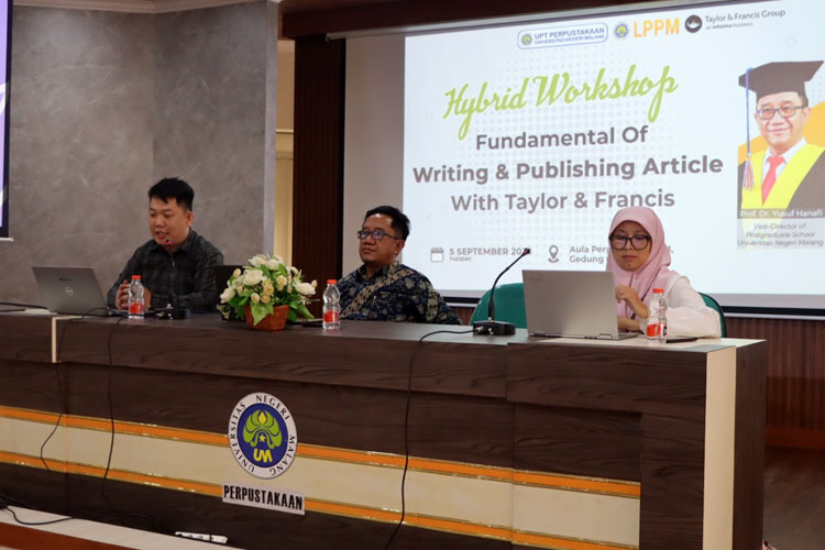 Pemaparan Materi oleh Dua Narasumber Prof. Dr. Yusuf Hanafi  dan Ardy Chandra pada Workshop di Aula Perpustakaan UM Gedung C3 Lantai 2, Selasa (5/9/2023). (FOTO: UPT Perpustakaan UM for TIMES Indonesia).