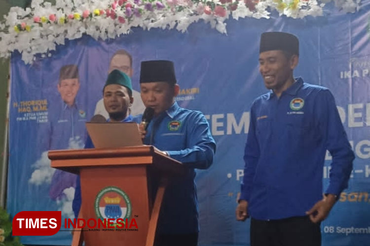 Ketua PW IKA PMII Jawa Timur Thoriqul Haq didampingi Ketua PC PMII Lamongan Mifta Alamudin saat melantik dan mengukuhkan 27 PAC IKA PMII se Lamongan di Kemantren Sport Center Kecamatan Paciran, Lamongan, Jawa Timur, Jumat (8/9/2023), (Foto : Moch. Nu